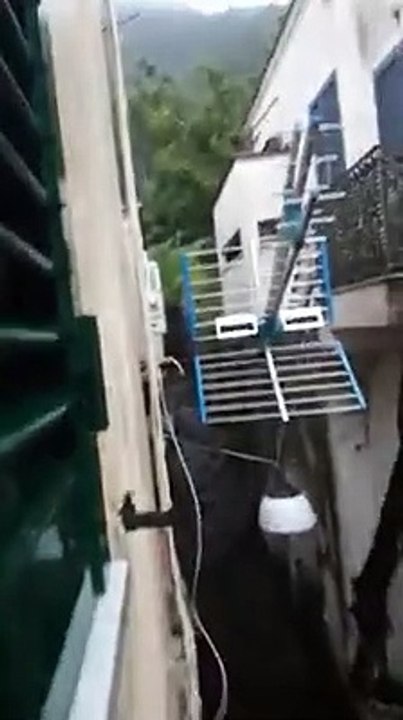 Maltempo Campania, violento fiume di fango tra le strade di Sarno