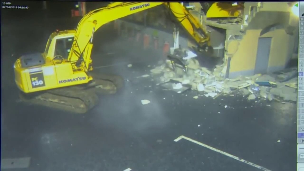 Stealing An ATM With An Excavator