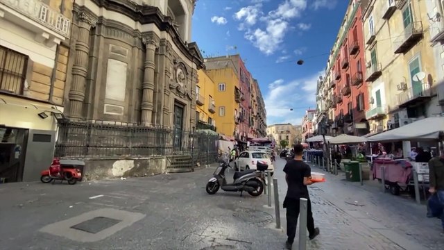 À Naples, certains artistes exposent leurs œuvres en extérieur