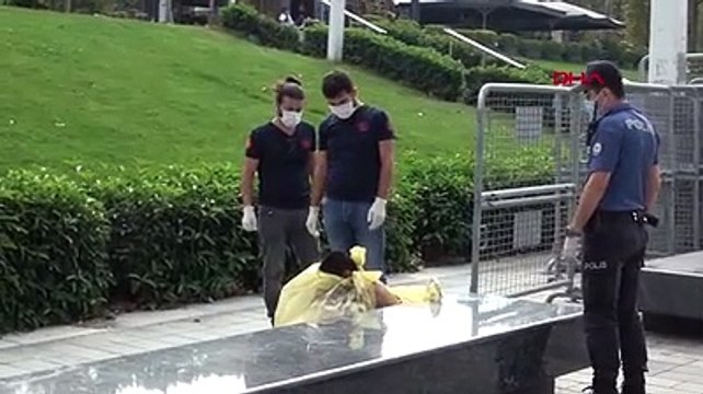 Taksim Meydanı'nda çıplak kadın şoku
