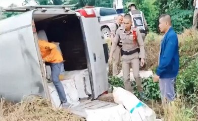 แก๊งค้ายาซิ่งกระบะแหกด่านพลิกคว่ำทิ้งยาบ้า 18 ล้านเม็ด