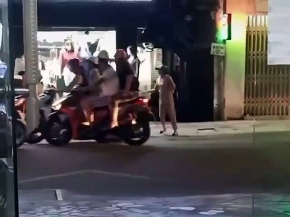 ặp nam nữ quyết 'sống mái' với nhau trên đường phố, ăn miếng trả miếng gay cấn khiến nhiều người xôn xao