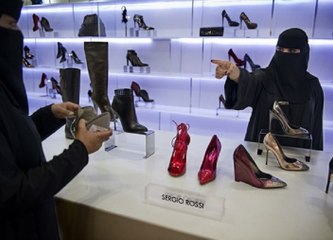 رد فعل زبونة بعد أن قدم لها بائع وردة هدية