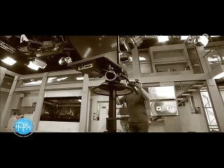 Μελέτη: Η ολόσωμη burgundy φόρμα και το πέδιλο που απογείωσε το look της