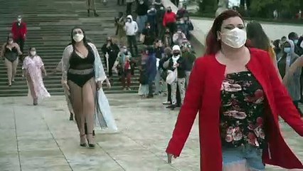 عرض أزياء للبدينات أمام برج إيفل للمطالبة بتعزيز التنوّع