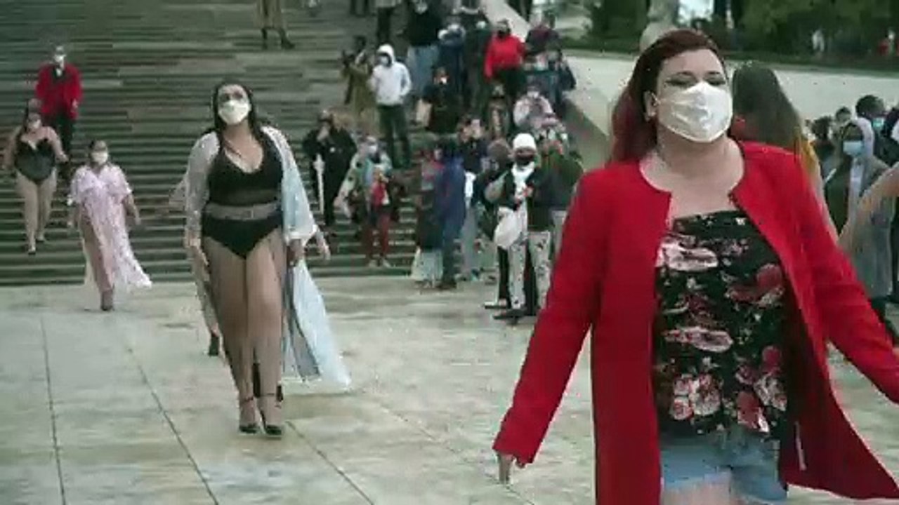 عرض أزياء للبدينات أمام برج إيفل للمطالبة بتعزي...
