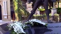 Isabel Pantoja deja una corona de flores en la tumba de Paquirri