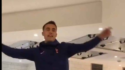 Sergio Reguilón paga la novatada en el Tottenham cantando una canción de Nyno Vargas