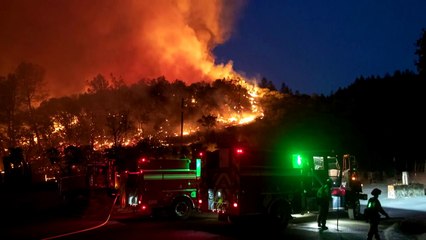 Скачать видео: Wildfire evacuations in California's wine country