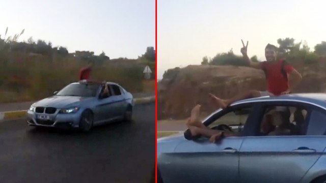 İki ayağını camdan çıkarıp, otomobili o şekilde sürdü