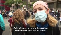 Manifestation à Paris de couples binationaux, séparés depuis le confinement