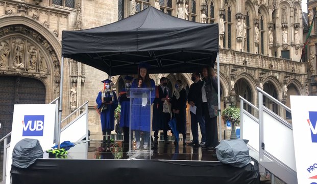 Remise des diplômes des étudiants de la VUB et ULB sur la Grand-Place de Bruxelles