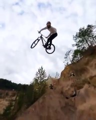 Découvrez l’exploit sensationnel de ce biker enregistré avec un drone