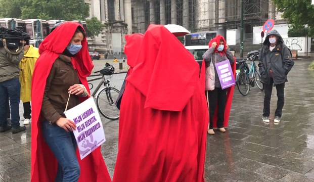 Action pour le droit à l'avortement devant le Palais de justice de Bruxelles