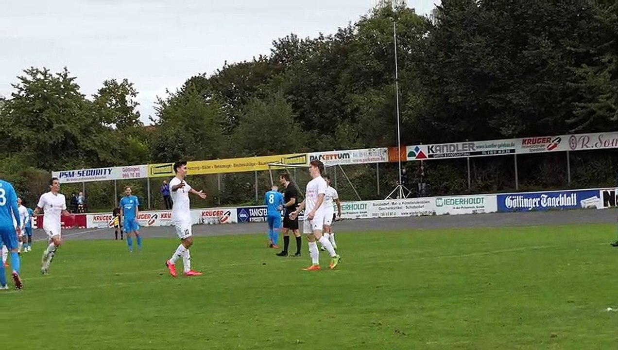 Jubel der SVG nach dem 5:0 durch Justin Taubert mit seinem Hattrick