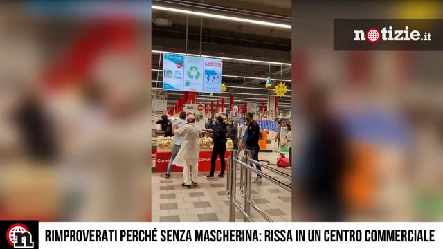 Coronavirus, rimproverati perché senza mascherina: scoppia la rissa nel centro commerciale