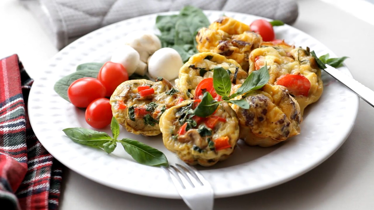 Herzhafte eier-muffins zum frühstück