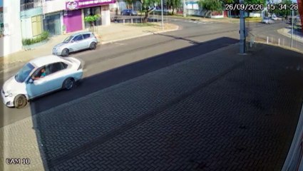 Acidente entre Honda Fit e Vectra é flagrado por câmera de segurança