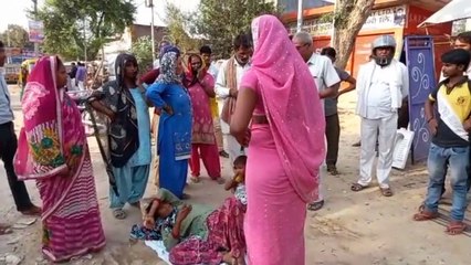 चिकित्सा अभाव के चलते सड़क पर प्रसूता ने बच्चे को दिया जन्म