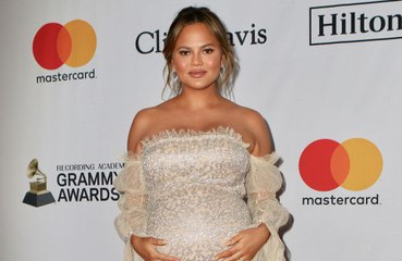 Grávida, Chrissy Teigen é hospitalizada após sangramento intenso