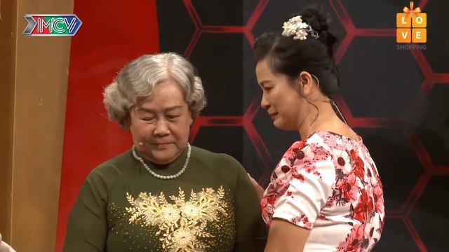 Cảm động với bức thư con gửi, mẹ chồng U80 và dâu con U50 ôm nhau khóc nức nở