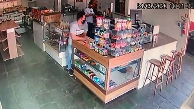 Il surprend son collègue qui fait quelque chose d'horrible mais très drôle