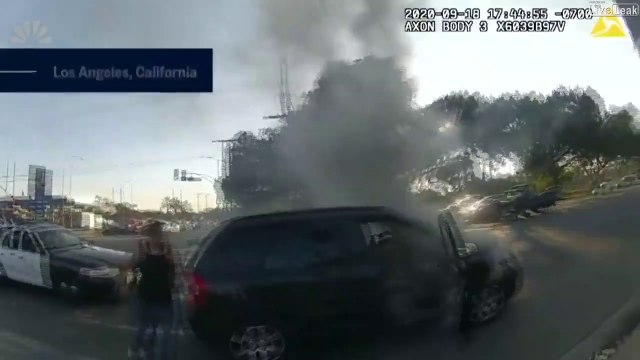 Un policier sauve un handicapé piégé dans une voiture en flammes