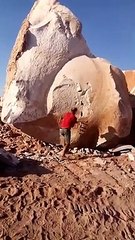 Il réussit à briser un énorme rocher en 2 avec un marteau et un pic