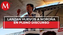 Por segunda vez, lanzan huevos a Fernández Noroña durante mitin en Hidalgo