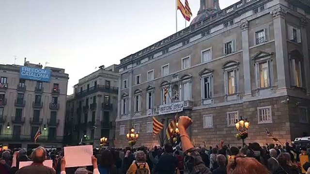 Els concentrats a la plaça de Sant Jaume entonen els Segadors
