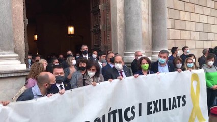 Descargar video: Torra y los consellers despliegan una pancarta a la salida de la Generalitat