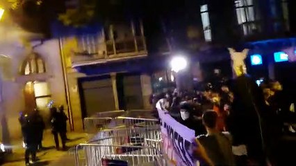 Els manifestants llancen caps de porc a la delegació del govern espanyol a Catalunya