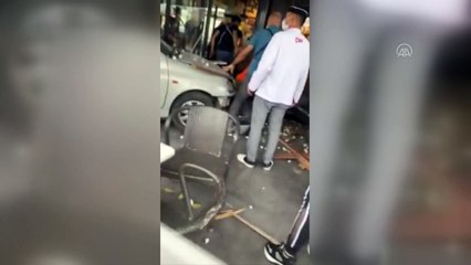 Kafenin bahçesine giren otomobilin çarptığı iki kişi yaralandı - BALIKESİR