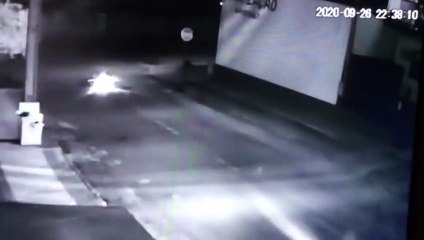 Câmera flagra grave colisão onde motorista furou a preferencial e fugiu do local