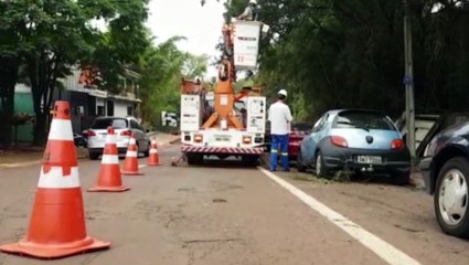 Caminhão rompe cabos de energia e parte de via é interditada no Bairro Canadá