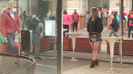 Chile reabre sus polémicos "cafés con piernas" tras pandemia