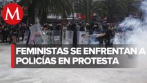 Mujeres se enfrentan a policías en marcha rumbo al Zócalo