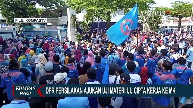 Demo Tolak UU Omnibus Law di Bandung Ricuh! Massa Rusak Mobil dan Fasilitas Umum