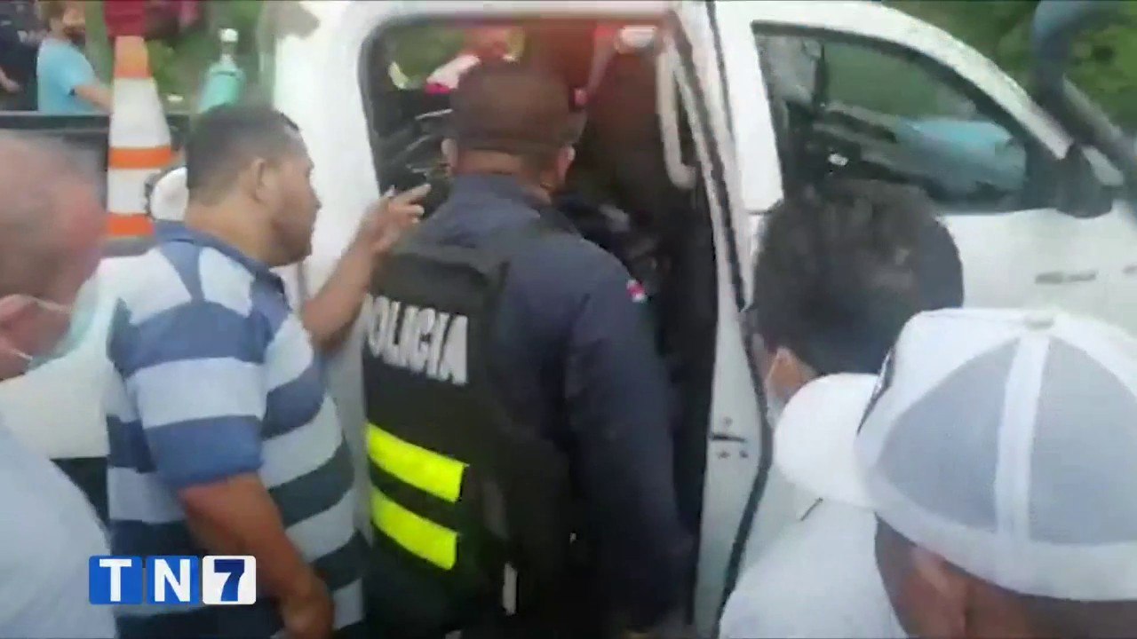tn7-manifestante-requisa-policia-061020