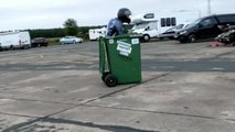 Un británico logra el record Guiness al alcanzar los 70 kilómetros por hora subido a un contenedor de basura