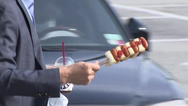 연휴 앞두고 휴게소 차량 '북적'...실내는 '한산' / YTN