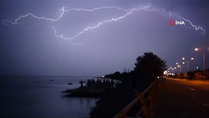 Ayvalık’ı vuran dolu yağışı ve fırtınada oluşan şimşekler böyle görüntülendi