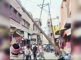 मैनपुरी: मुख्य बाजार में भरभरा गिरा विद्युत पोल