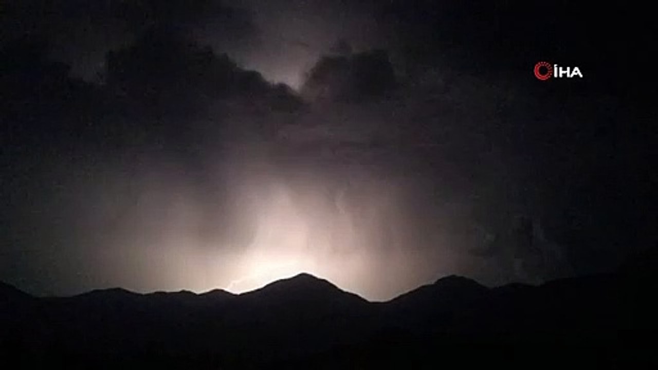 Hatay’da Ay Yıldız Manzaralı Şimşek Şöleni