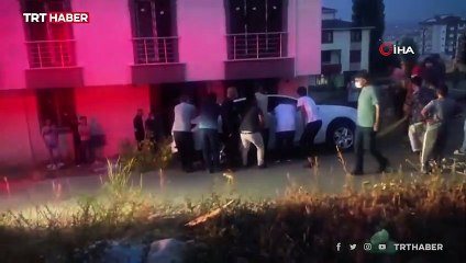 İnşaat çukuruna düşmek üzere olan otomobili böyle tuttular