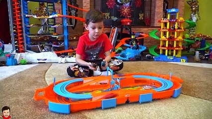 Tema and DINO build colored Playhouse and ride on cars