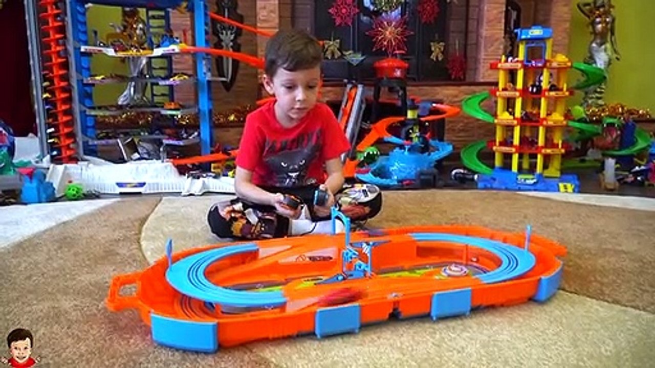 Tema and DINO build colored Playhouse and ride on cars