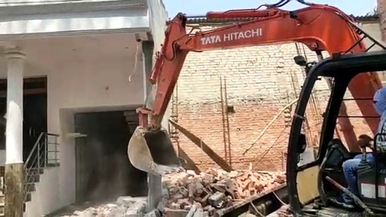 बाहुबली पूर्व सांसद अतीक अहमद के करीबियों पर कार्रवाई फिर जारी