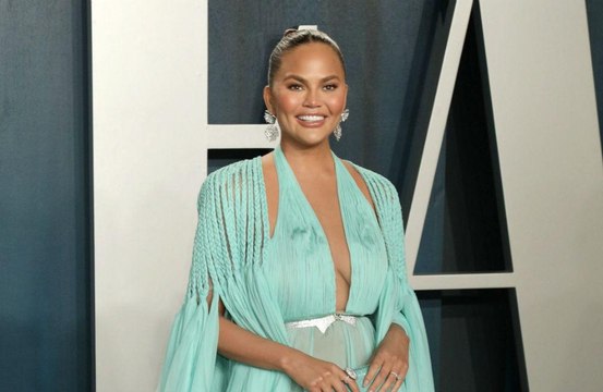 Chrissy Teigen 'passa bem' após receber duas transfusões de sangue