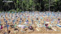 شاهد: مشهد يهز القلوب.. مقابر جماعية في البرازيل وإندونيسيا لدفن ضحايا كورونا
